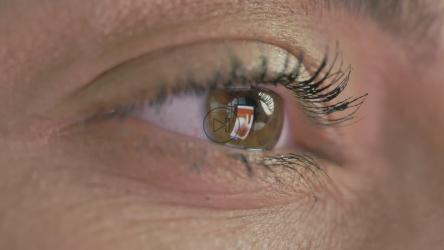 一个女人看着平板电脑的眼睛[4K免费商用]