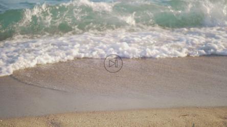 波浪在沙子上翻滚[4K]