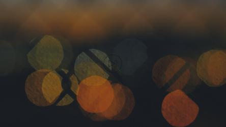 穿过铁丝网的灯光失去焦点[4K免费商用]