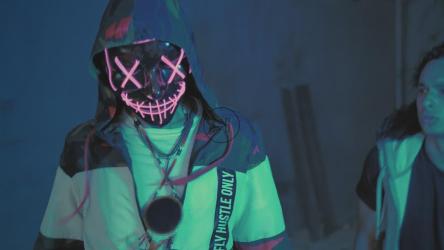 两个年轻人在蓝色灯光下跳舞[4K免费商用]