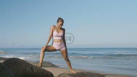 在海滩上的巨石上做瑜伽的女人[免费商用]
