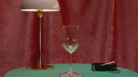 装在玻璃杯里的葡萄酒[4K免费商用]