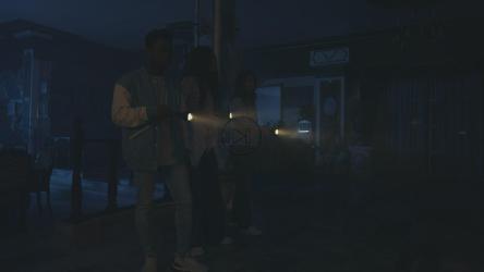 三个年轻人在夜晚探索鬼屋[免费商用]