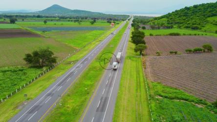 穿越自然的道路鸟瞰图[4K免费商用]