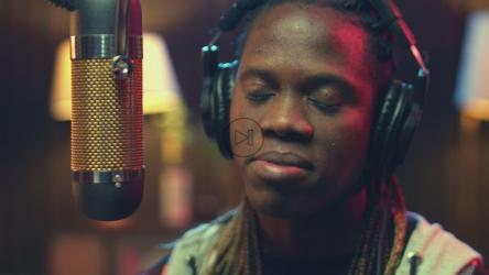 一个男人在录制播客时说话的脸[免费商用]