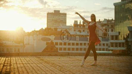 芭蕾舞演员艺术飞跃[]