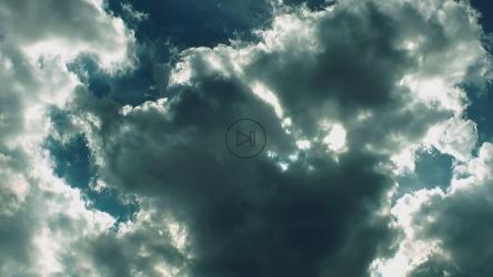 天空中的厚云随风移动[]