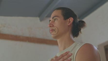 一名男子在做瑜伽时呼吸的肖像[4K免费商用]