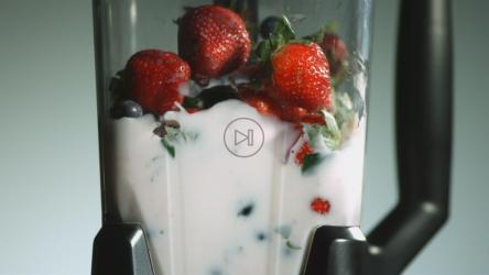 搅拌机里的草莓和蓝莓[]