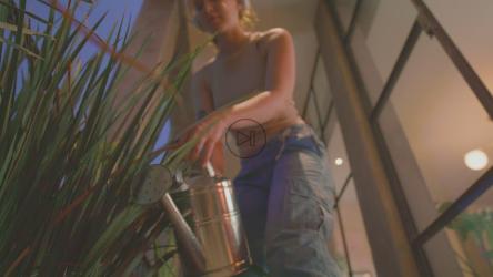 年轻女子跳舞浇花[4K免费商用]