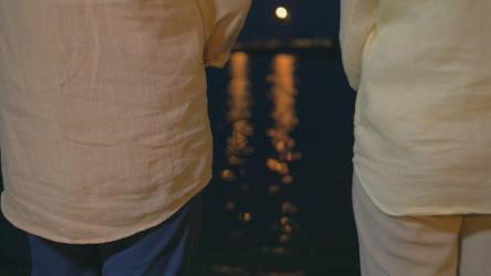 情侣晚上牵手[]