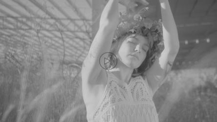 纹身女子在高高的草丛中跳舞[免费商用]