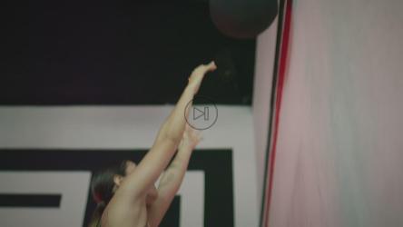 一名女子在健身房用加重的球锻炼[免费商用]