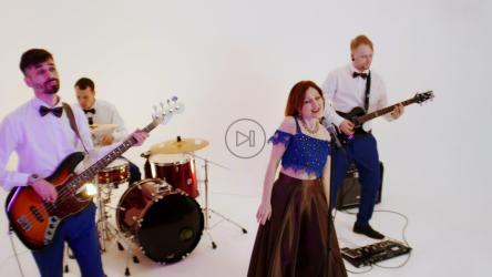 Musical band playing a song on a photo studio[4K]