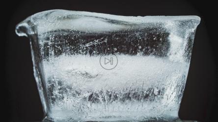 黑色背景下的冰融化延时[4K]