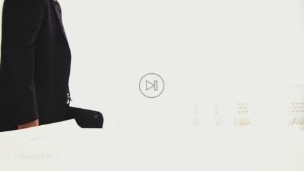 穿着西装的建筑师拿出他的仪器[]