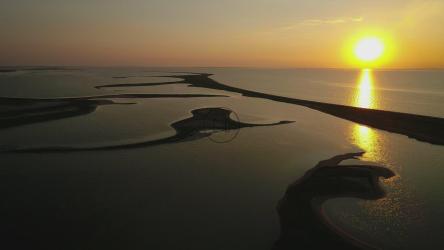 飞越大湖中的小岛[4K]