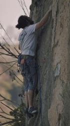 登山者攀登岩石垂直的山[免费商用竖屏]