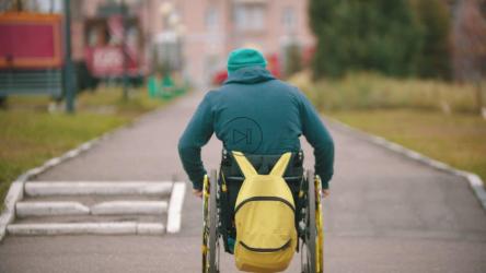 坐着轮椅走在街上的人[4K]