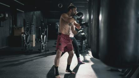 在健身房训练跆拳道[]