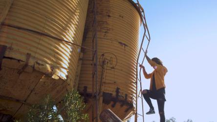 有人爬上黄色水塔[免费商用]