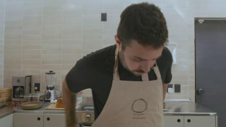 厨师在厨房里工作[4K免费商用]