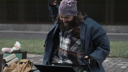 无家可归者在电脑上得到好消息[]