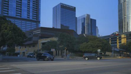 汽车在大城市的街道上行驶[免费商用]