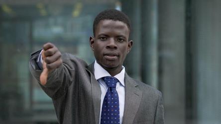 西装革履的男子发出大拇指向下的信号[]