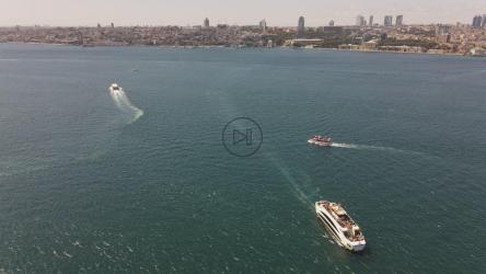 在阳光明媚的海岸边与船只一起漂洋过海[4K]