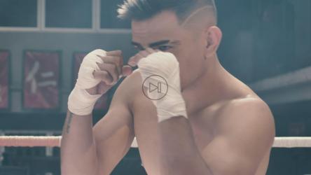 拳击场上的业余拳击手训练[免费商用]