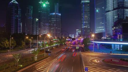 上海一条路上夜间交通繁忙[]