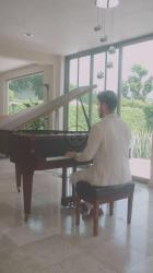 优雅的男人在大厅里弹钢琴[免费商用竖屏]