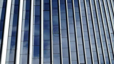 云映在一座大建筑上[]