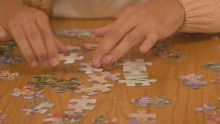 一个人在拼一个大拼图[免费商用]