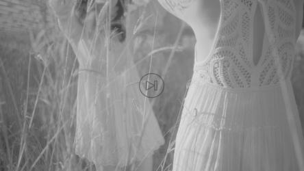 戴着花圈的女人闭着眼睛在阳光下跳舞[免费商用]