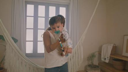 年轻的母亲怀里抱着她的小宝宝[免费商用]