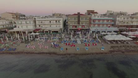 一天结束时的旅游海滩[]