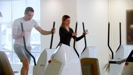 朋友们在现代化的健身房锻炼[4K]