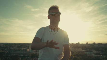 一个男人在屋顶上跳霹雳舞[]