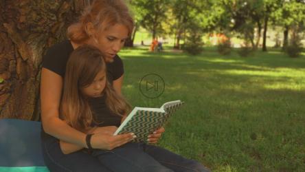 母女俩在公园里一起看书[免费商用]