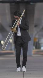 身着黑色西装的音乐家在街上[免费商用竖屏]