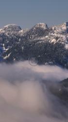 雪山脚下的薄雾[免费商用竖屏]