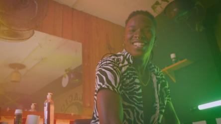 一个年轻人在理发店里唱歌跳舞[4K免费商用]