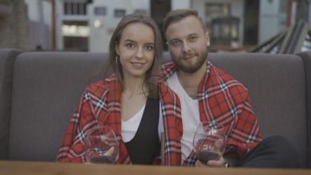 幸福的年轻夫妇对着镜头微笑[]