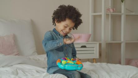 小男孩快乐地玩玩具[免费商用]