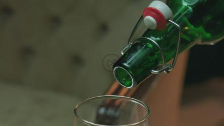 往杯子里倒啤酒[免费商用]
