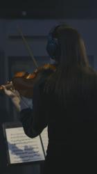 小提琴家在录音室演奏乐谱[免费商用竖屏]