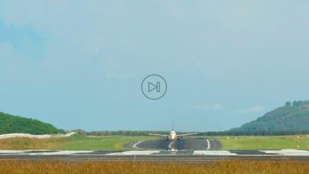 飞机在晴朗的日子起飞[4K]