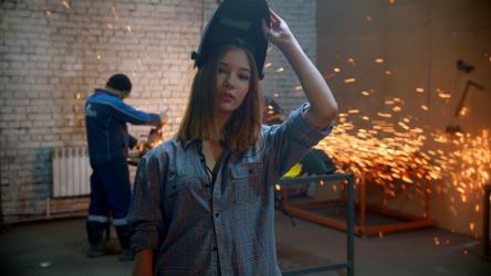 一个女孩在车间里使用工具的肖像[4K]